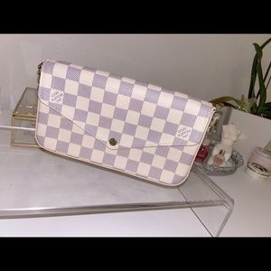 AUTHENTIC Louis Vuitton FÉLICIE POCHETTE